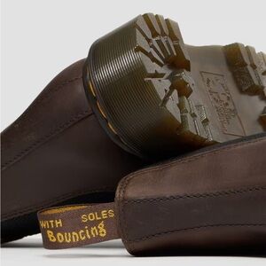 DR MARTENS WOMANS SIZE 9 2976 CRAZY HORSE CHELSEA BOOTS